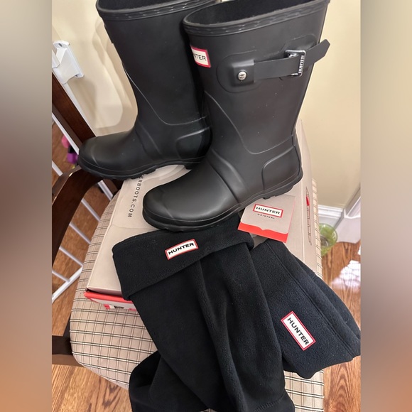 Hunter Rain Boots Including Fleece Sock Liners - Picture 5 of 9
